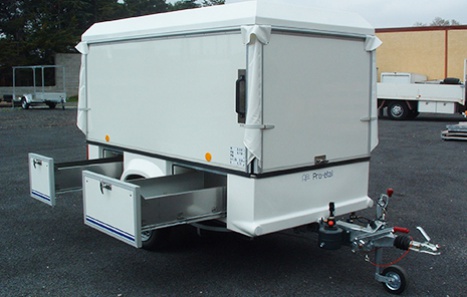 remorque commerce avec carrosserie polyester