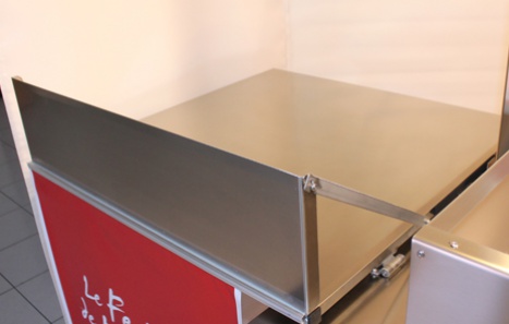 table latérale avec remontée inox remorque magasin commerçant