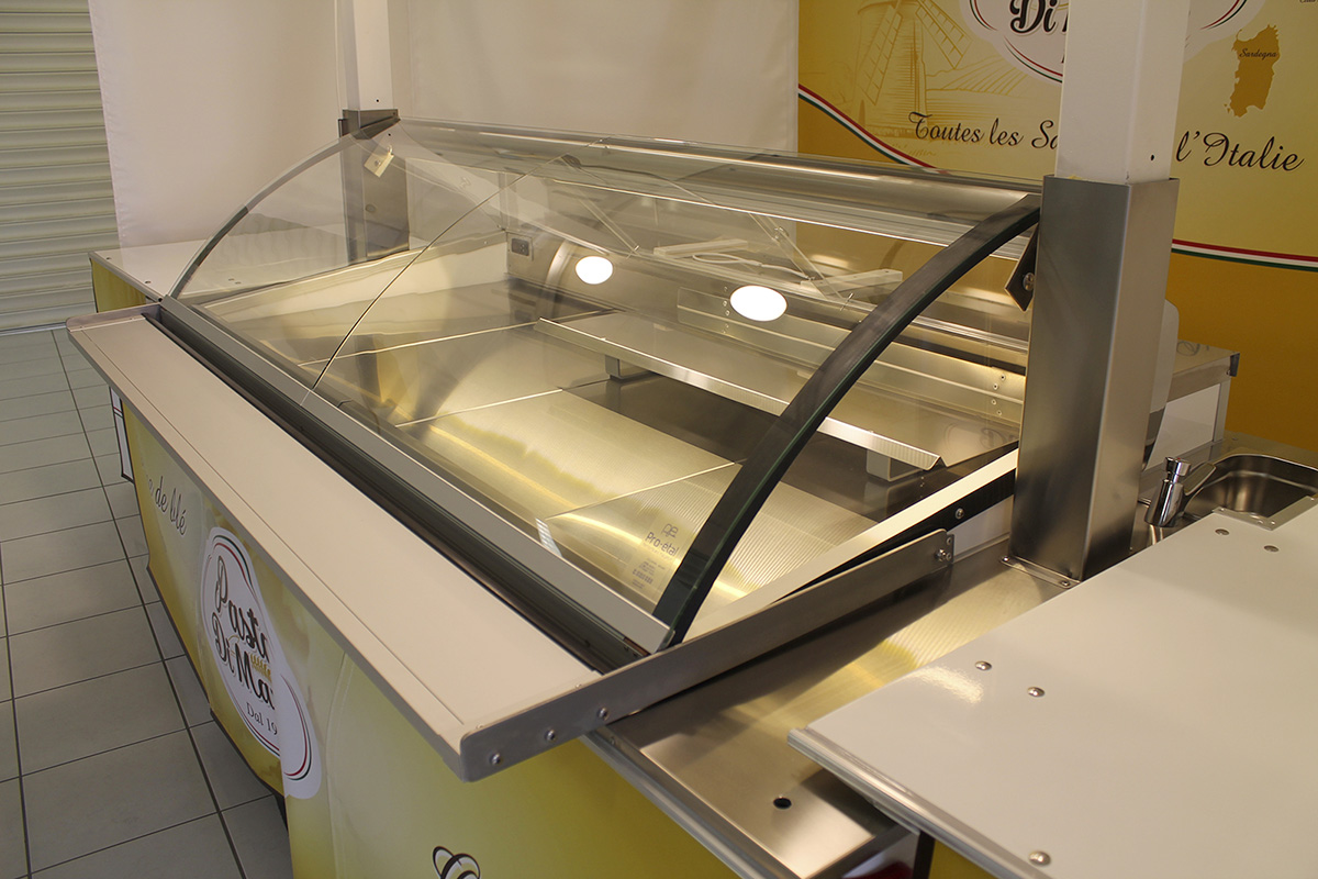étagère dans la vitrine
