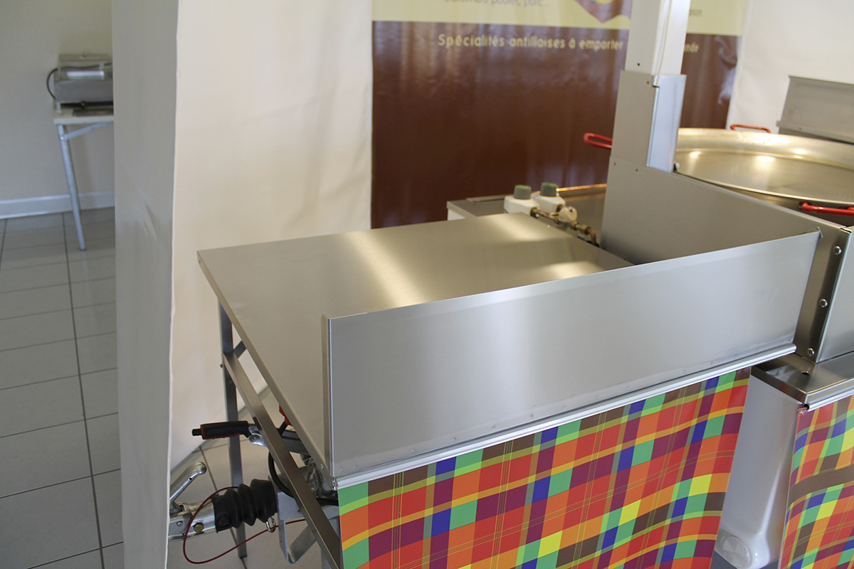 table latérale avec remontée en inox