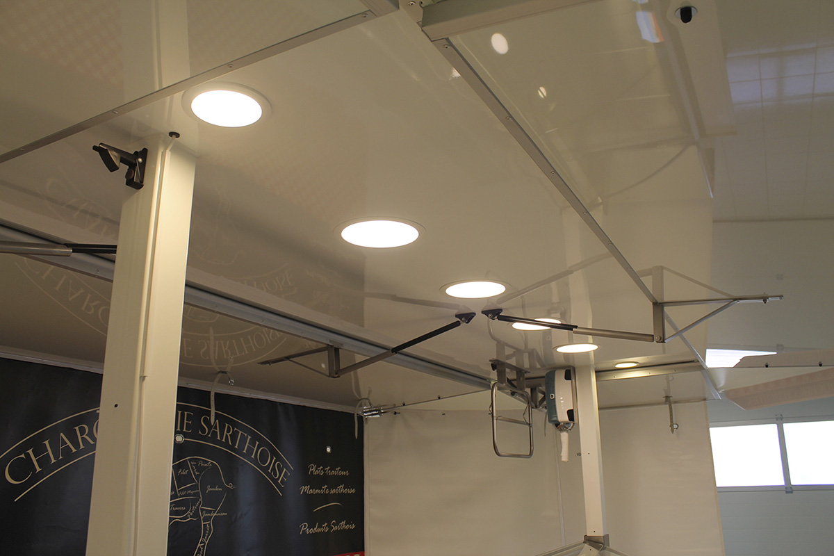 éclairage led dans plafond de remorque