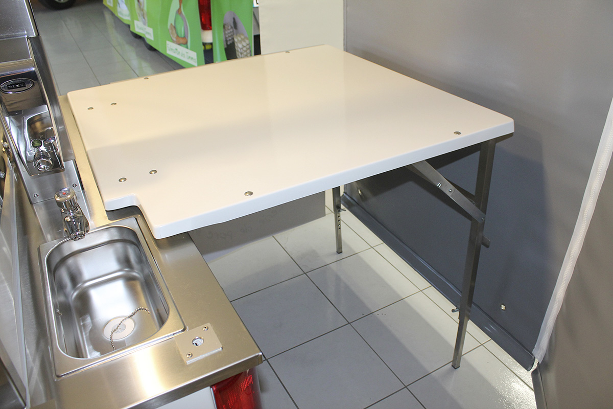 table-polyester-avec-pietement-au-sol