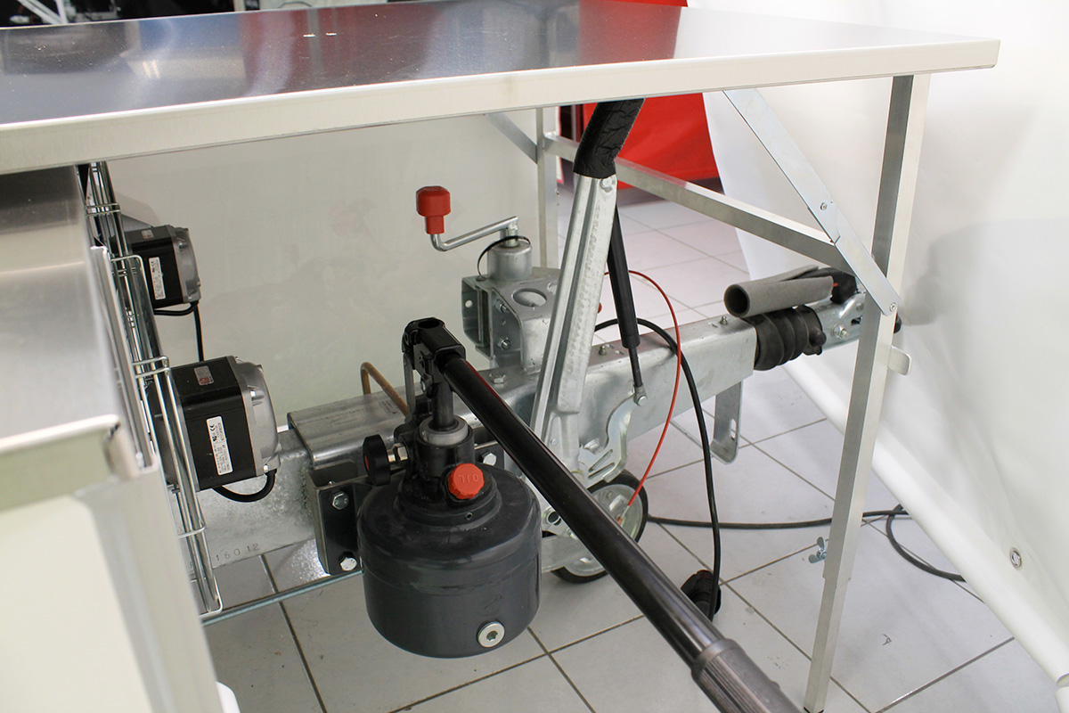 toiture à relevage hydraulique pour remorque de magasin commerçant